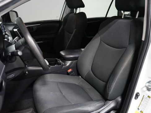 Used 2021 Toyota RAV4 LE FWD image 6