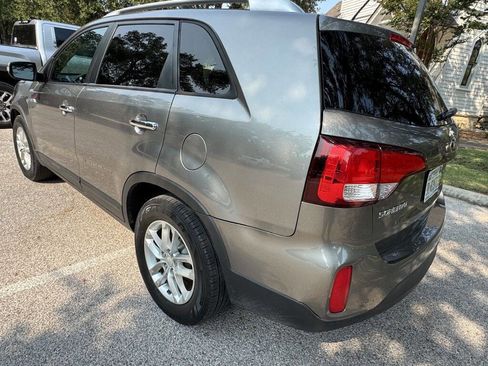 Used 2015 Kia Sorento LX image 3