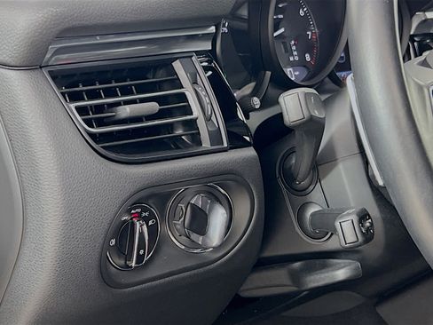 Used 2024 Porsche Macan image 10