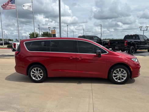 Used 2025 Chrysler Pacifica Select AWD/4WD image 7