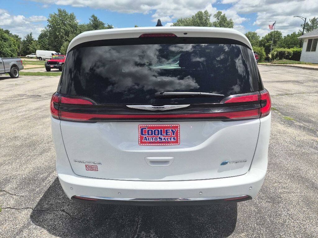 Used 2024 Chrysler Pacifica Limited FWD image 3