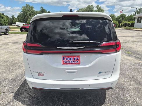 Used 2024 Chrysler Pacifica Limited FWD image 3