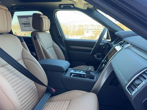 New 2024 Land Rover Discovery Dynamic SE image 23