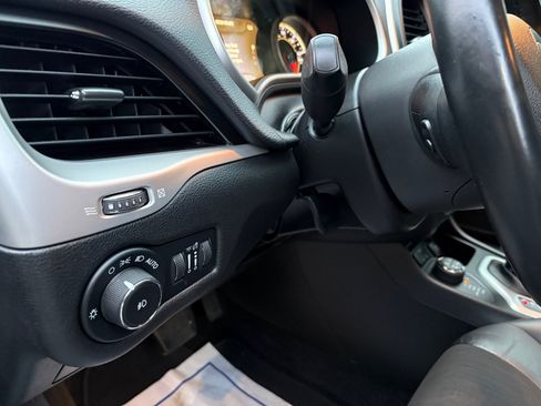 Used 2018 Jeep Cherokee Trailhawk image 13