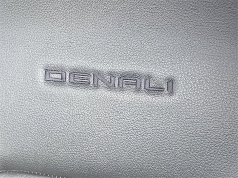 Used 2023 GMC Canyon Denali image 8
