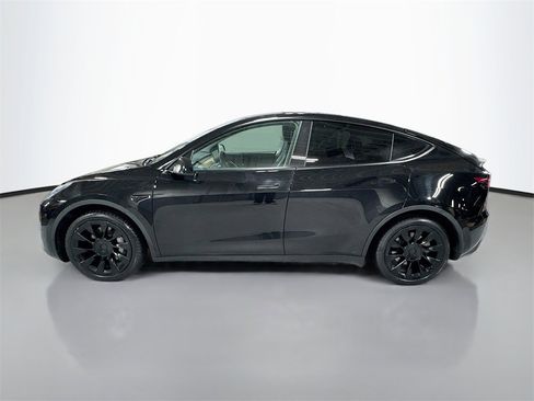 Used 2021 Tesla Model Y Long Range image 10
