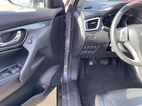 Used 2016 Nissan Rogue SL w/ SL Premium Package image 2