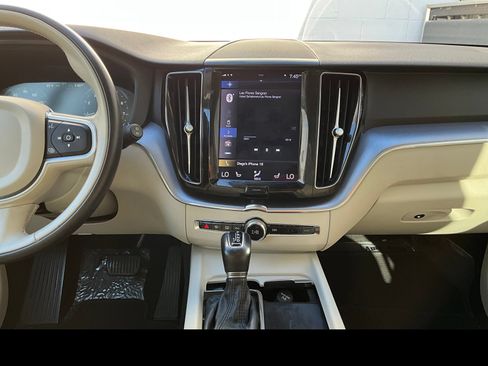 Used 2021 Volvo XC60 T5 Momentum AWD/4WD image 4