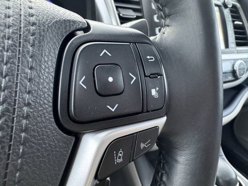 Used 2017 Toyota Highlander XLE image 28