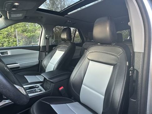 Used 2023 Ford Explorer XLT w/ Equipment Group 202A AWD/4WD image 31