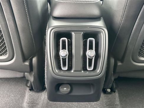 Used 2022 Volvo XC40 T5 Momentum image 26