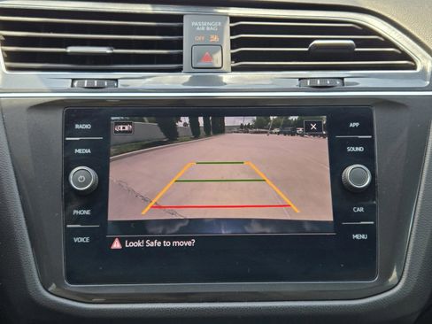 Used 2021 Volkswagen Tiguan SE FWD image 14