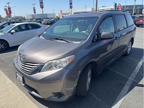 Used 2016 Toyota Sienna LE FWD image 2