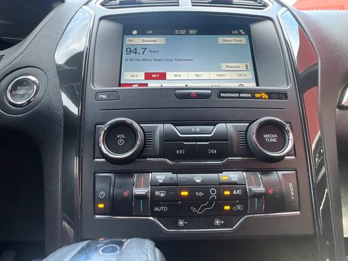 Used 2018 Ford Explorer XLT w/ Equipment Group 202A FWD image 34
