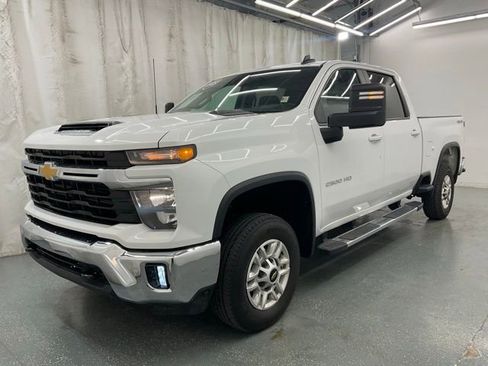 Used 2025 Chevrolet Silverado 2500 LT w/ Convenience Package AWD/4WD image 4