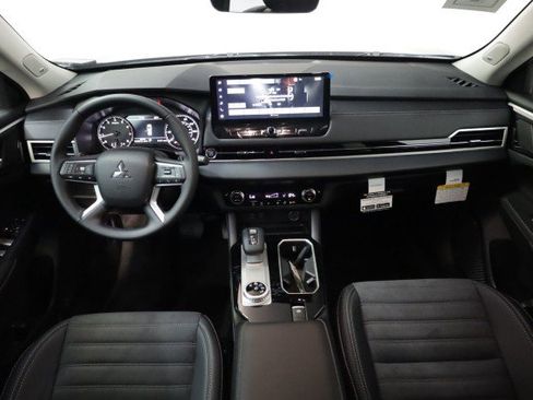 New 2025 Mitsubishi Outlander SE image 18