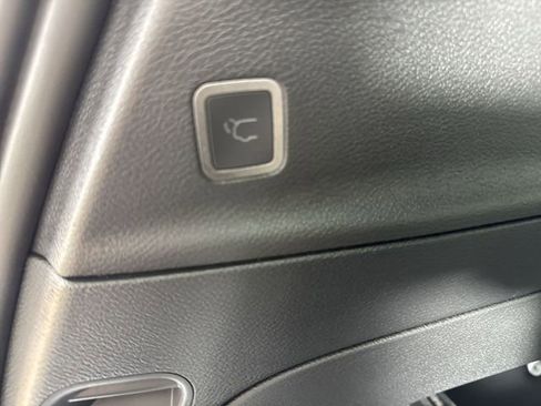 Used 2025 Chrysler Pacifica Select image 34