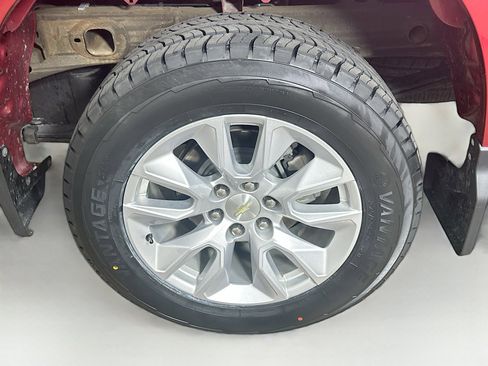 Used 2019 Chevrolet Silverado 1500 Custom w/ Custom Value Package AWD/4WD image 11
