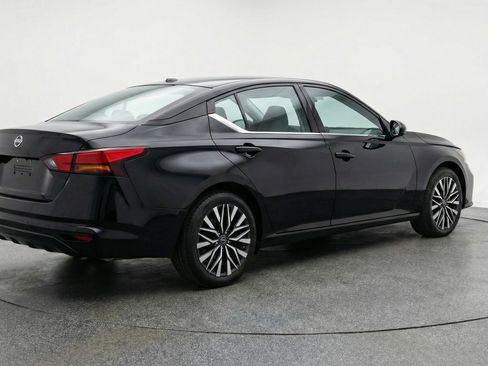 Used 2025 Nissan Altima 2.5 SV FWD image 9