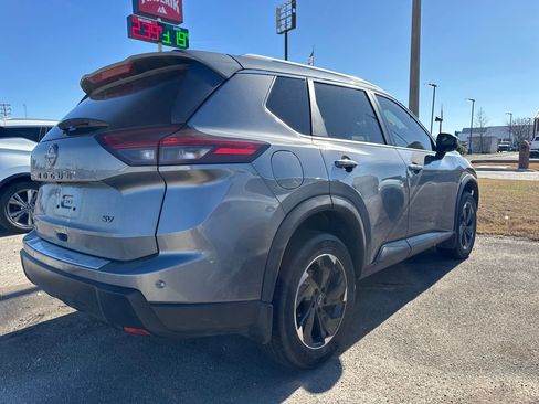 Used 2024 Nissan Rogue SV w/ SV Premium Package image 4