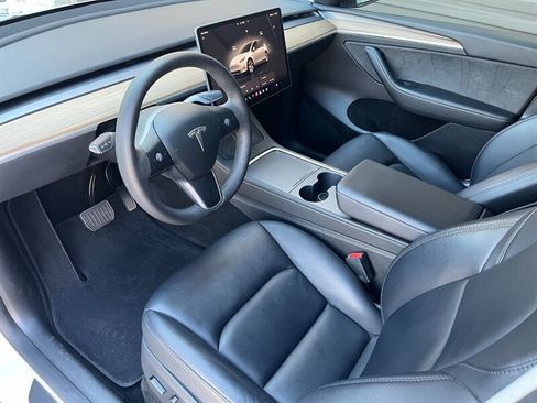 Used 2024 Tesla Model Y Long Range RWD image 2