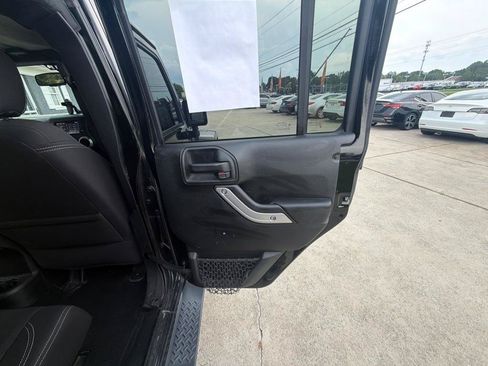 Used 2018 Jeep Wrangler Unlimited Sahara w/ Connectivity Group AWD/4WD image 24