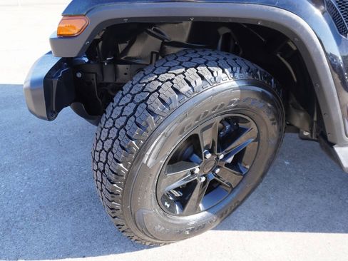 Used 2020 Jeep Wrangler Unlimited Sahara image 30