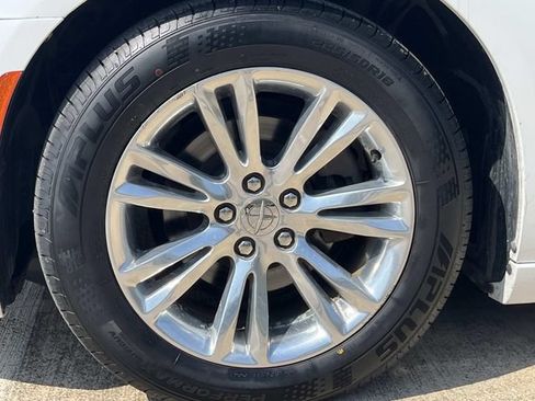 Used 2019 Chrysler 300 Touring w/ Driver Convenience Group RWD image 5