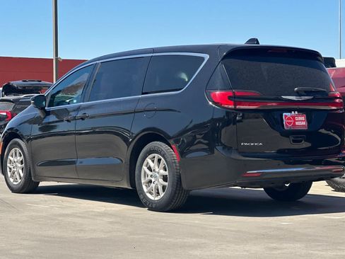 Used 2025 Chrysler Pacifica Select FWD image 7