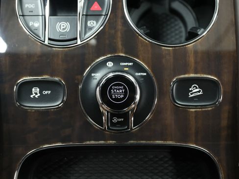 Used 2021 Bentley Bentayga AWD/4WD image 44