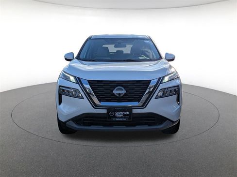 Used 2022 Nissan Rogue SV image 2