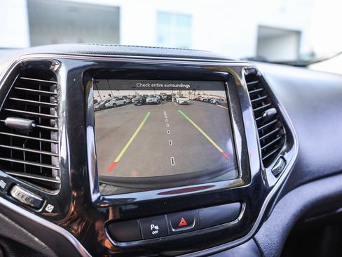 Used 2019 Jeep Cherokee Limited FWD image 13