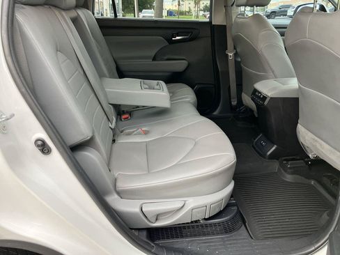 Certified 2020 Toyota Highlander XLE FWD image 33