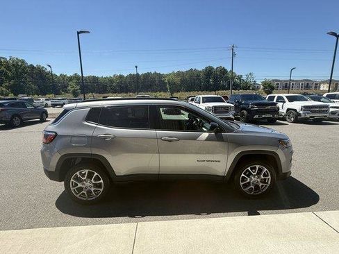Used 2022 Jeep Compass Latitude w/ Sun and Sound Group AWD/4WD image 8