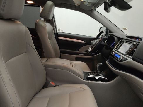 Used 2019 Toyota Highlander XLE w/ Protection Package #3 image 21