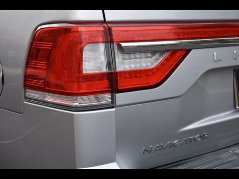 Used 2017 Lincoln Navigator Select image 50