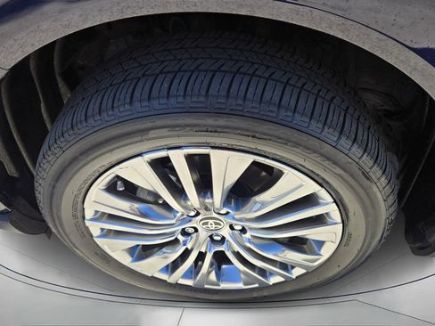 Used 2024 Toyota Venza XLE image 7