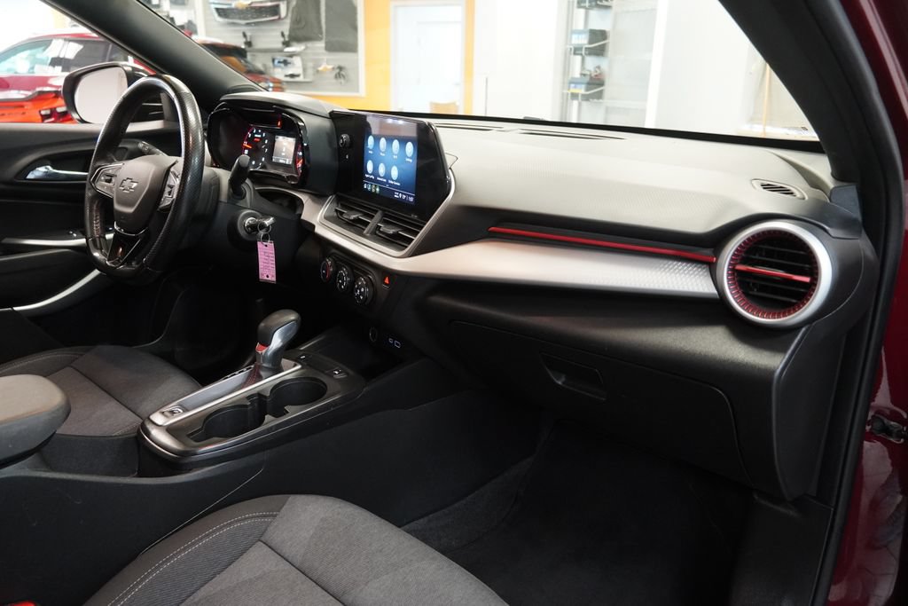 Used 2024 Chevrolet Trax RS FWD image 34