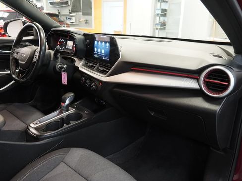 Used 2024 Chevrolet Trax RS FWD image 34