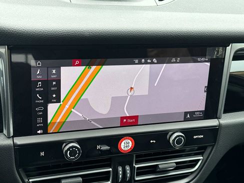 Used 2025 Porsche Macan image 19