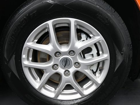 Used 2024 Chrysler Pacifica Touring-L image 11