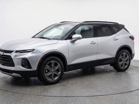 Used 2025 Chevrolet Blazer LT image 3