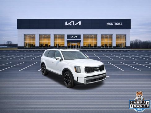 Used 2023 Kia Telluride EX w/ EX Captain's Chair Package FWD image 3