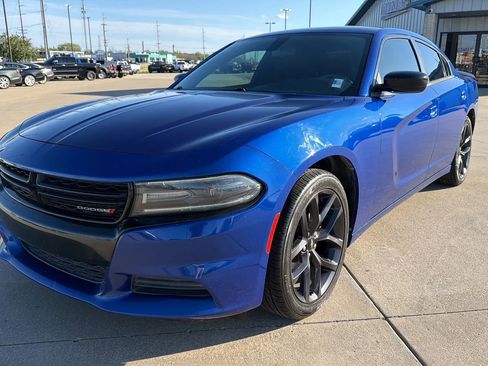 Used 2019 Dodge Charger SXT w/ Blacktop Package image 3