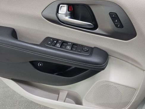 Used 2023 Chrysler Pacifica Touring-L image 28