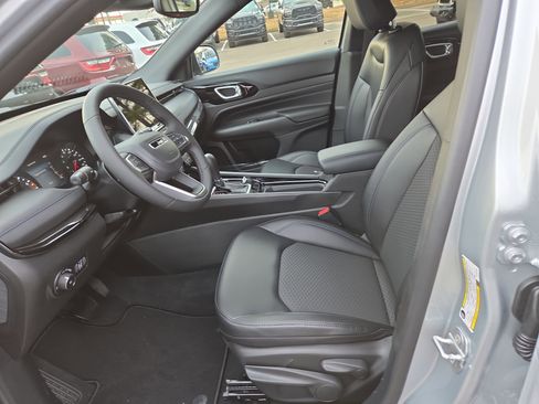 New 2026 Jeep Compass Latitude image 4