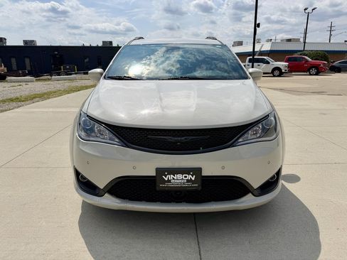 Used 2020 Chrysler Pacifica Touring-L w/ Advanced Safetytec Group FWD image 4