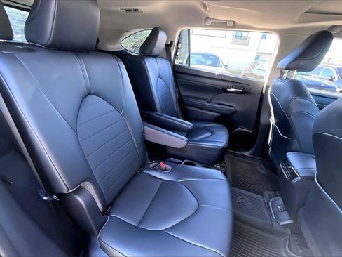 Used 2020 Toyota Highlander XLE image 22