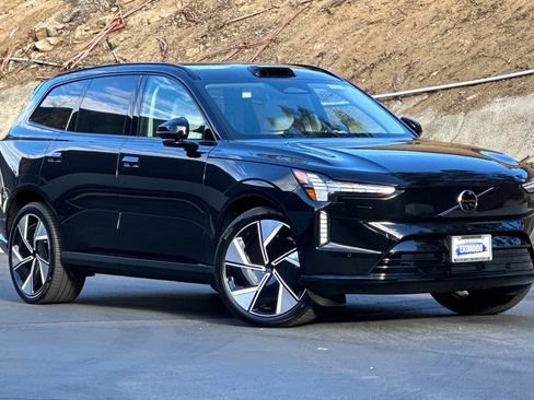 Used 2025 Volvo EX90 Ultra image 2