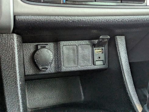 Used 2017 Toyota Corolla LE image 29